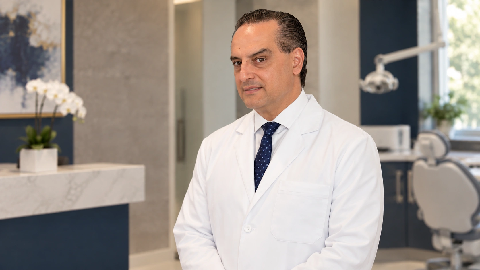 Retrato editorial del Dr. Raúl González en la clínica · Edición con IA