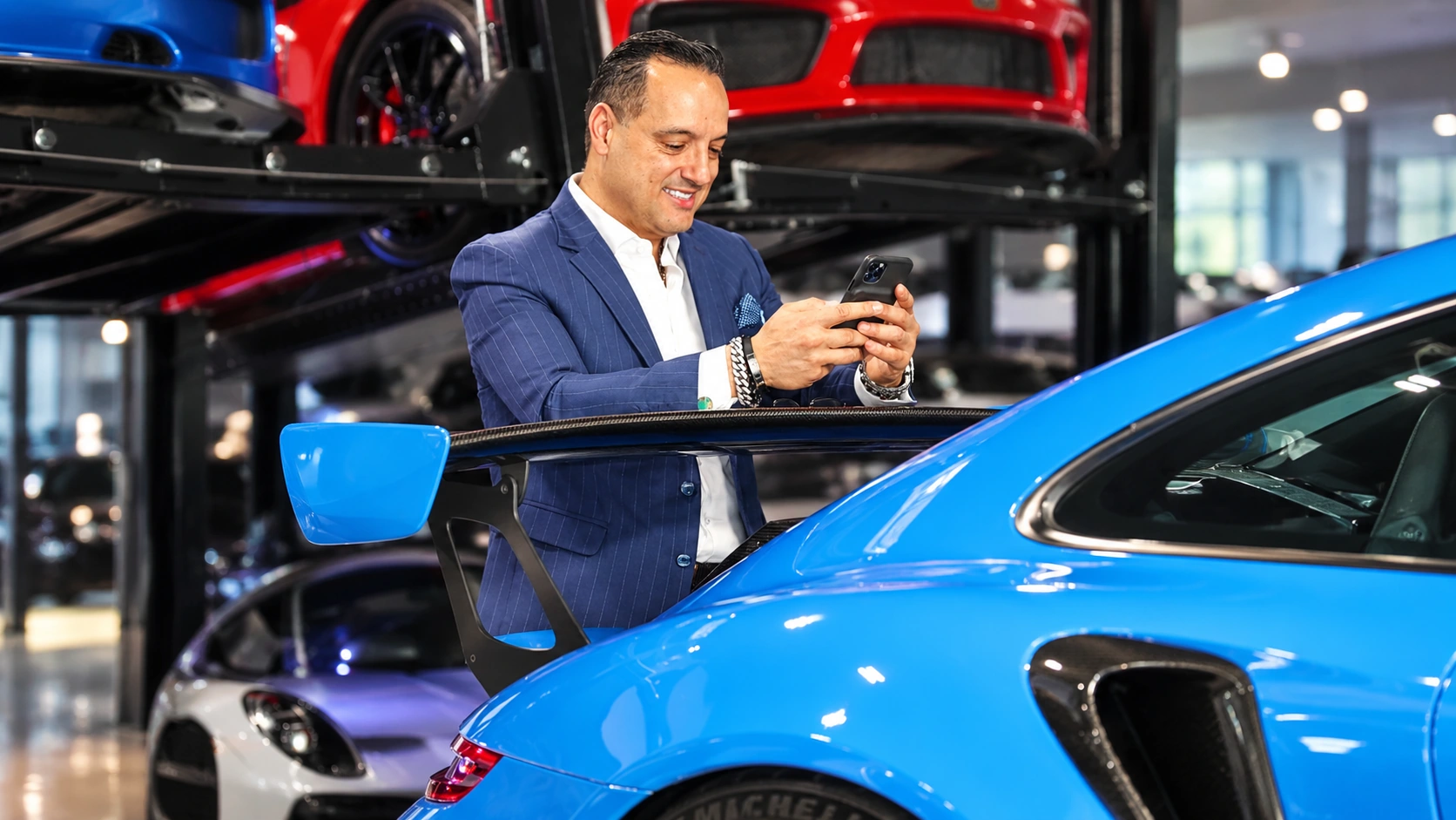El Dr. Raúl González junto a un automóvil azul · Edición con IA