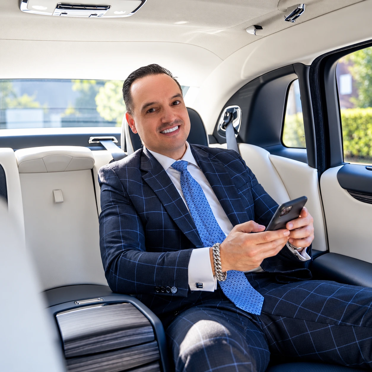 Dr. Raúl González en el interior de un automóvil de lujo