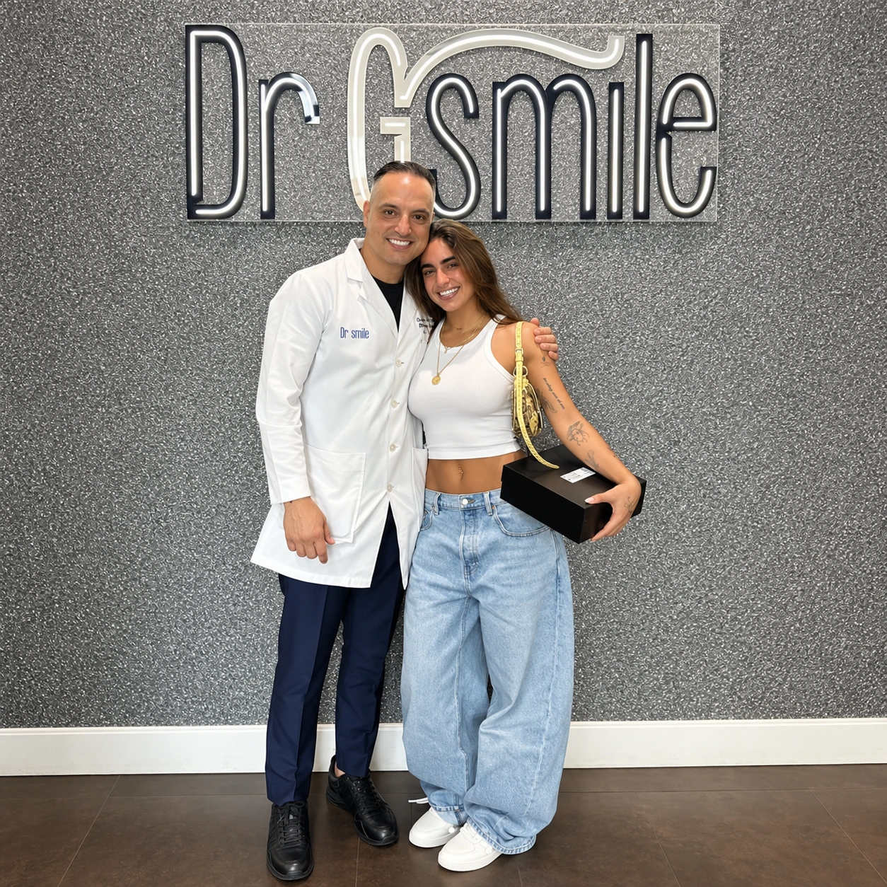 Dr. Raúl González con una paciente en Smile Studio