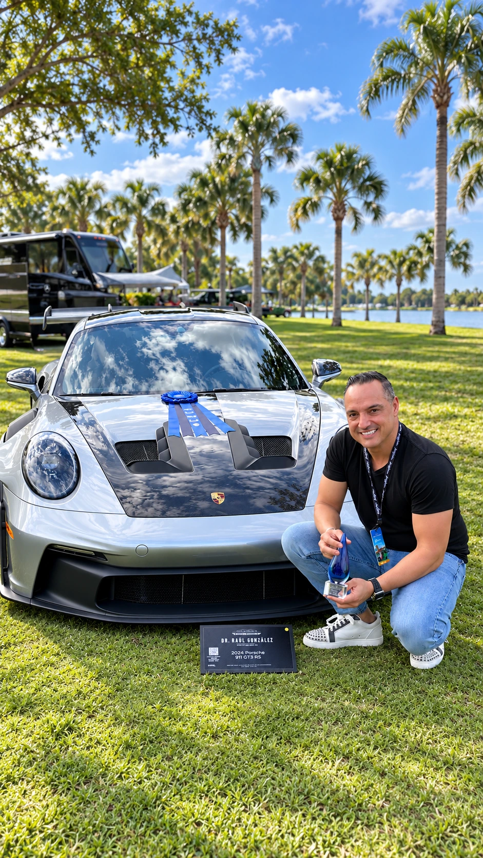 Dr. Raúl González con su Porsche premiado