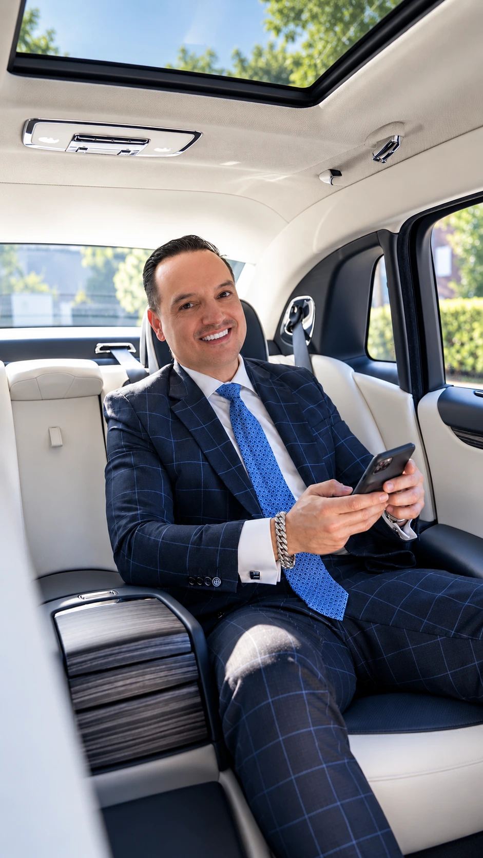 Dr. Raúl González en el interior de un automóvil de lujo