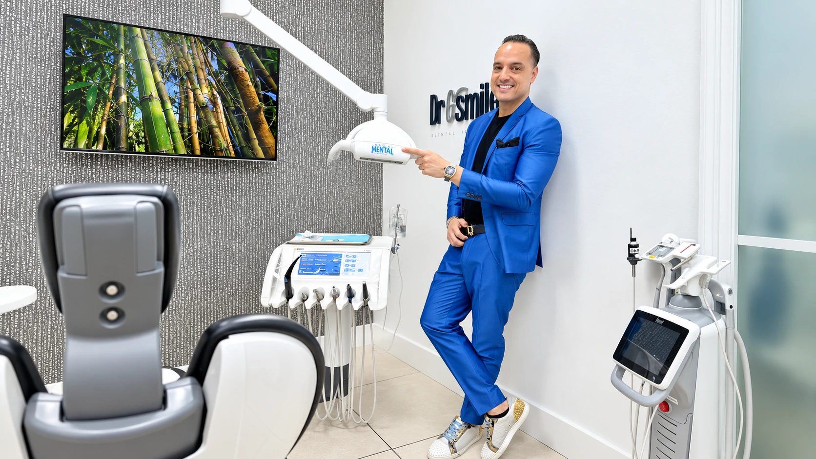 Dr. Raúl González en el área clínica de Smile Studio