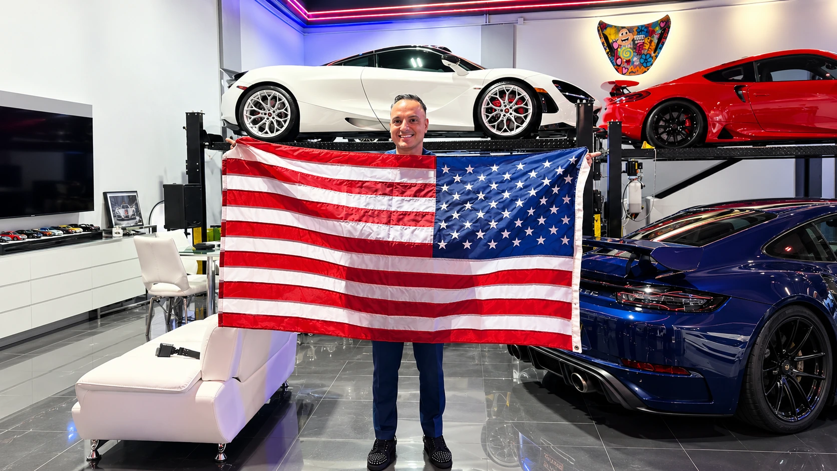 Dr. Raúl González con la bandera de Estados Unidos