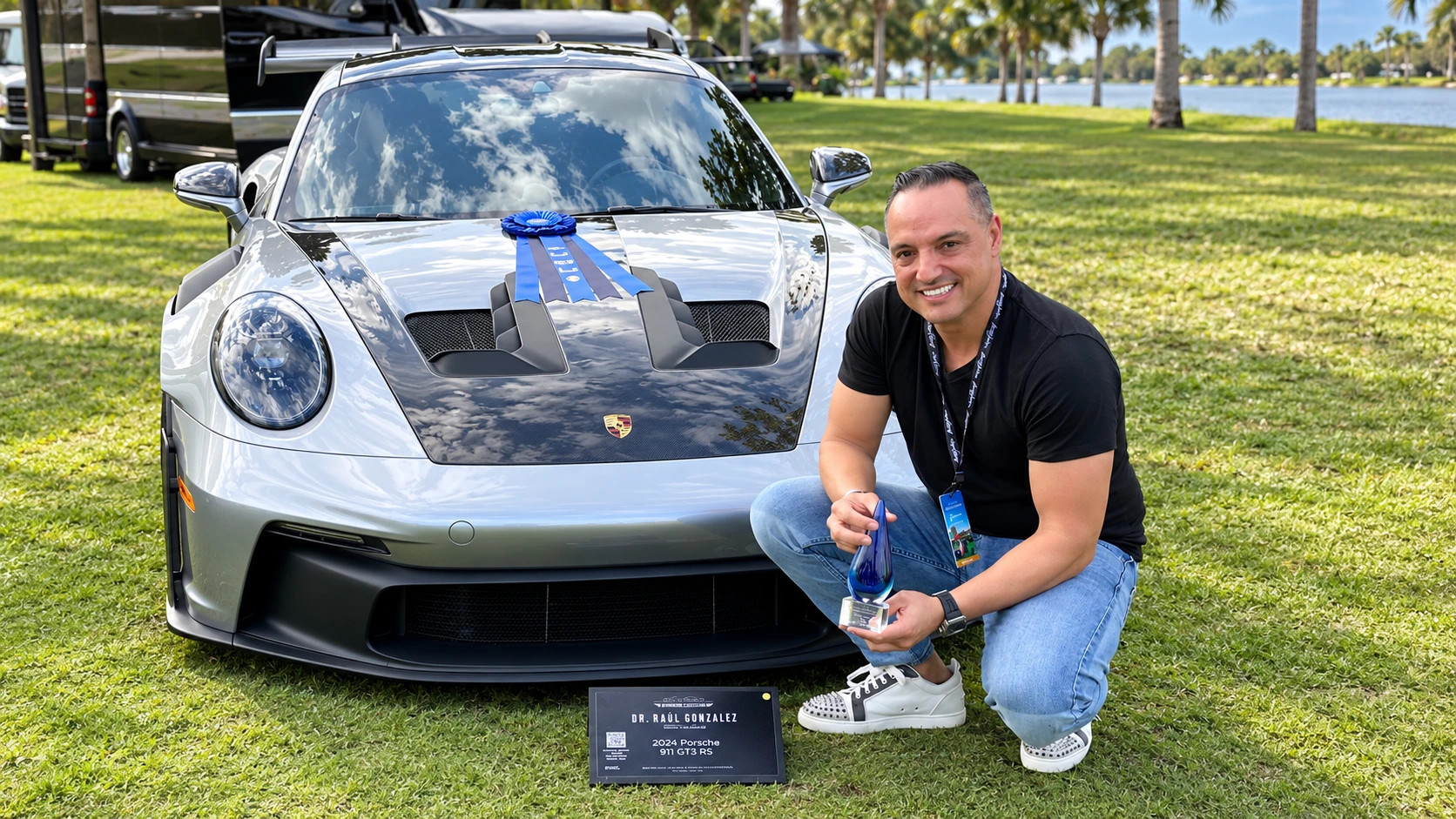 Dr. Raúl González con su Porsche premiado