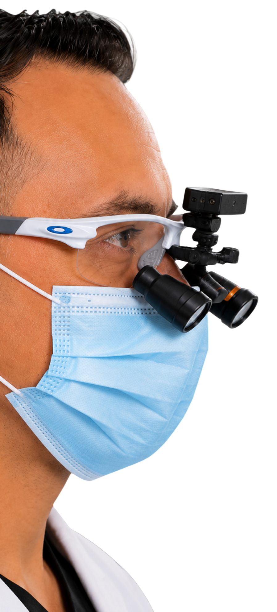 Dr. Raúl González con mascarilla y lupas dentales