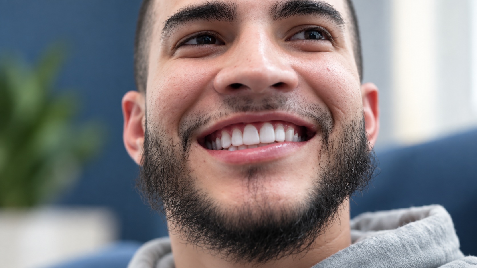 Una sonrisa en primer plano · Imagen editorial generada